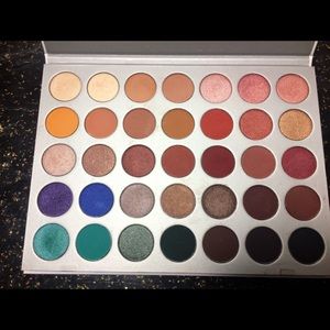 Morphe X Jaclyn Hill eyeshadow palette.